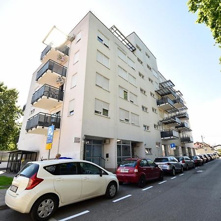 Block Apartment Park With Private Garage Parking Zagreb Exterior photo